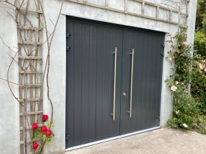 M1: Carteck vertical centre rib side hinged door in Anthracite Grey with raised threshold and long handles