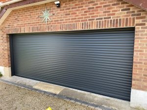 C2: Aluroll classic roller door, 77mm insulated slat, anthracite grey (RAL 7016)