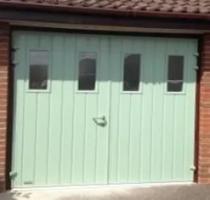 H1: CarTeck GSW 40-L insulated side-hinged in small vertical smooth rib in Chartwell Green with vertical windows